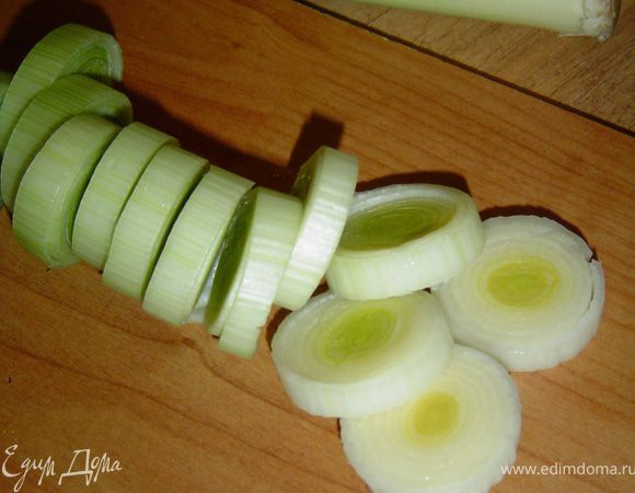 Лук-порей нарезаем кольцами, кладем на разогретую сковороду со сливочным маслом, солим перчим, добавляем немного сахара и мускатного ореха, тушим на медленном огне до полуготовности. 
 Размораживаем тесто, раскатываем и выкладываем в форму(у меня - 20,5см), делаем бортики. Тесто накалываем вилкой вырезаем круг из пергаментной бумаги, равный диаметру дна формы, кладем его на тесто и засыпаем фасолью или горохом. Выпекаем при температуре 180 гр. 15 минут.
 Пока выпекается основа пирога, готовим заливку, для этого яйца взбиваем со сливками.
 На дно основы выкладываем лук-порей, заливаем яично-сливочной смесью и отправляем в духовку на 25 минут.
 Готовый пирог можно посыпать измельченной зеленью или сыром, он хорош как теплый, так и холодный!
    Приятного аппетита!!!