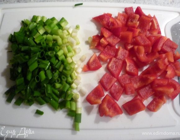 Пасту поставить отвариваться в кипящей подсоленой воде. Тем временем зеленый лук и перец моем, чистим и мелко режем.