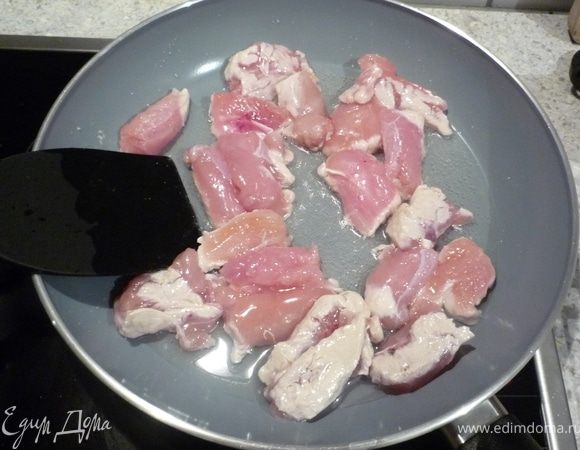 Базилик (у меня сухой) мелко порубить. Филе индейки высушить бумажным полотенцем, порезать небольшими полосками и обжарить на оливковом масле в течение 5 
минут, помешивая.