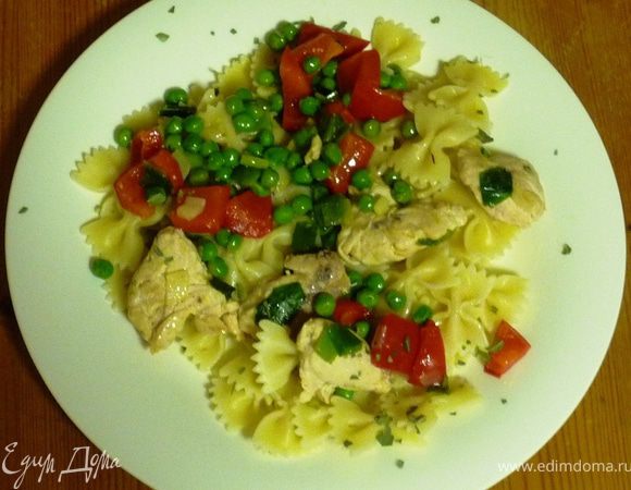 Слить воду с пасты. Выложить на тарелку пасту, затем овощи, сверху посыпать базиликом. Приятного аппетита!