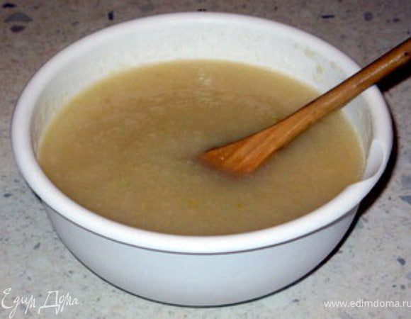 Груши очистить от шкурки, нарезать на небольшие кусочки и отварить в воде с 20 гр сливочного масла, пока они не разварятся. Перемолоть груши в блендере и превратить в пюре.Замочить листовой желатин в холодной воде на 10 минут. Затем отжать его и дать растять на слабом огне. 
Ввести желатин в грушевое пюре, перемешать и поставить в холильник, пока пюре не начнёт густеть.