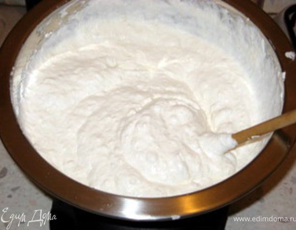 Взбить сливки и смешать их с загустевшим грушевым пюре и сахарной пудрой. Получаем баварезе.