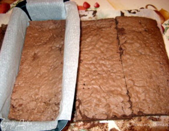 Накрыть форму для кекса пергаментом. Нарезать бисквитный корж на три полоски в соответсвии в размером формы.
Разместить на дне форме, покрытой пергаментом, первую полоску бисквита. Сверху слой баварезе. Затем опять полоску бисквита и слой баварезе. Закончить полоской бисквита.
Поставить в холодильник на ночь.
