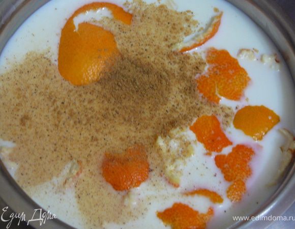 С апельсина снять кожуру,положить ее в молоко (700мл),добавить палочку корицы или молотой.Поставить на огонь,довести до кипения.