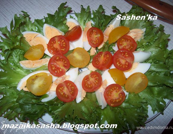 салат вымыть, обсушить, выложить на блюдо, яйца сварить в крутую и нарезать дольками. Выложить на блюдо. Помидоры черри порезать пополам.