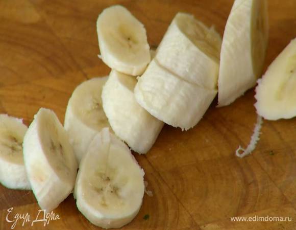 Банан почистить и нарезать кусочками по диагонали, сбрызнуть лимонным соком, лишний лимонный сок промокнуть бумажным полотенцем.
