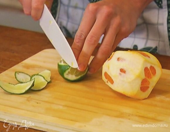 Манго, лайм и апельсин почистить.