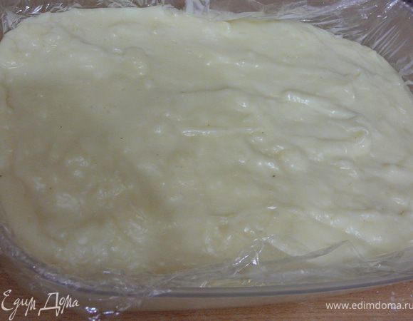 Вылажить полученную массу в форму,разровнять.Получившийся пласт должен быть по высоте 2-3 см.