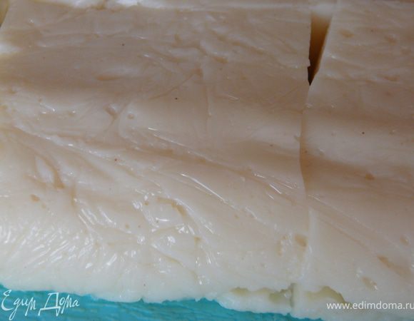 Загустевшую массу похожую на плотное желе по консистенции,достать из формы.