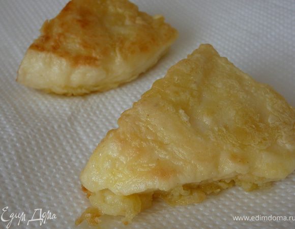 Обжаренный квадратик достать,переложить на бумажные полотенца.