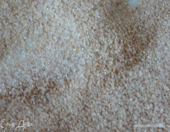 Затем обвалять в смеси сахара и корицы.