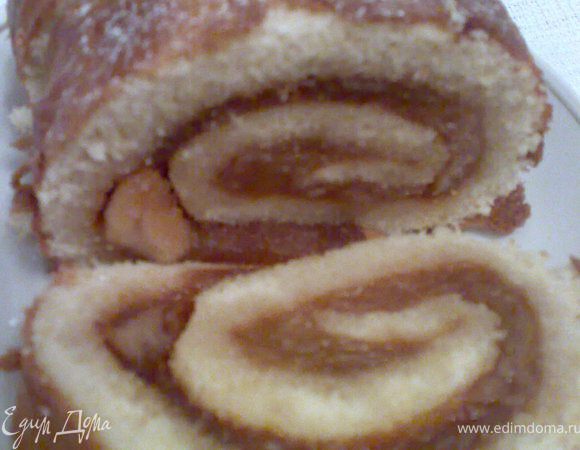 Часто в качестве начинки я использую повидло или густое варенье. Очень люблю пропитывать рулет сметаной, смешанной с сахаром и ягодами черники, в этот крем можно добавить и творог для придания начинке плотности. так же можно использовать крем из сливок, масла, шоколада и т. д. Бисквит получается очень нежным, отдельной пропитки не требует,а начинка зависит от вашей фантазии! Склеив три таких пласта можно приготовить замечательный тортик для большой семьи любителей сладкого. Приятного аппетита! 