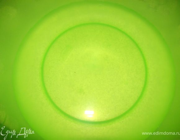 В миску высыпаем сахар и мёд, заливаем тёплой водой и размешиваем до полного растворения.