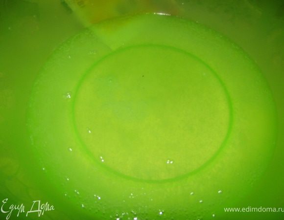 Добавляем гашенную соду. Перемешиваем.