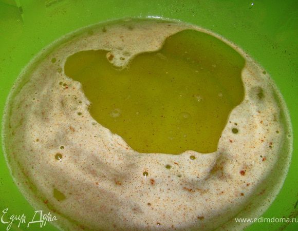 Добавляем корицу и ванилин и масло. Перемешиваем.