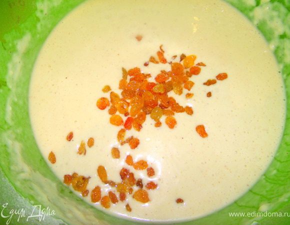 Просеиваем муку. Добавляем изюм.