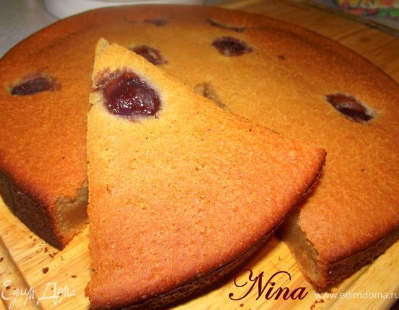 Выливаем тесто в форму. Во внутрь кладём клубнику. Выпекать при 200 ℃, 40 минут. Приятного аппетита!