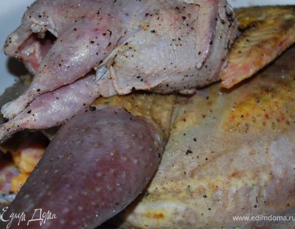 Подготовленные тушки цесарки и перепелки натереть солью,перцем.