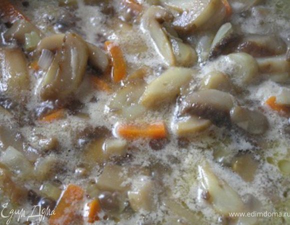 тушить, пока не испарится вся жидкость. Посолить, поперчить.