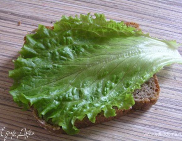 Сверху положить лист салата