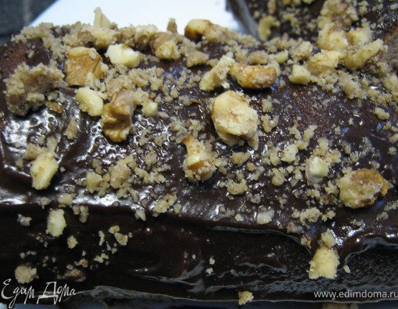 Берем бисквит, смазываем его кремом, посыпаем орехами и снова сворачиваем рулетом, ложем швом в низ. Сверху также смазываем кремом и хорошенько посыпаем орешками. Отправляем в холодильник на часик, чтоб пропиталось. Приятного аппетита!  