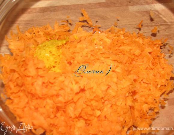 Трем морковь на терке, цедру апельсина на мелкой терке.