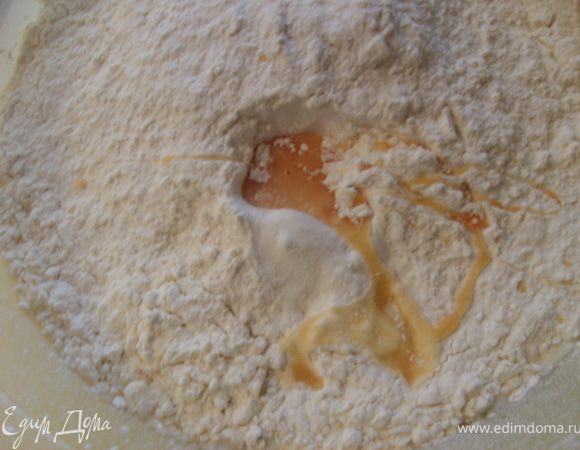 Дрожжи развести в теплой воде или молоке и смешать в посуде с остальными ингредиентами. в последнюю очередь добавляем сливочное растопленное масло.