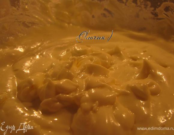 Готовим крем. Взбиваем погружным блендером творог с размягченным сливочным маслом, постепенно добавляем сахарную пудру с ванилью.