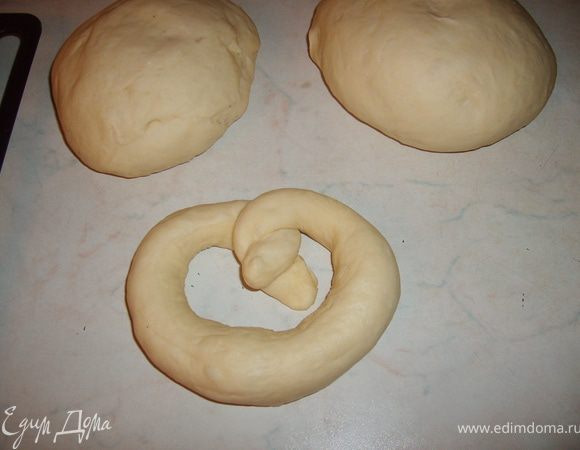 Уже поднявшееся тесто еще раз вымесим и разделим на насколько частей и сформуем калачи