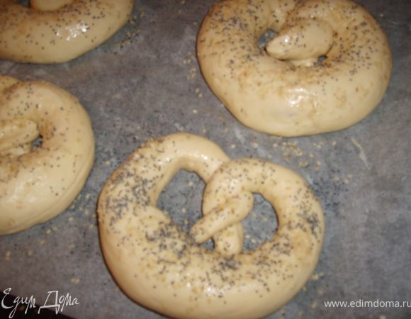 Смазать каждый желтком, уложим их на смазанный маслом противень, можно посыпать маком или кунжутом. 