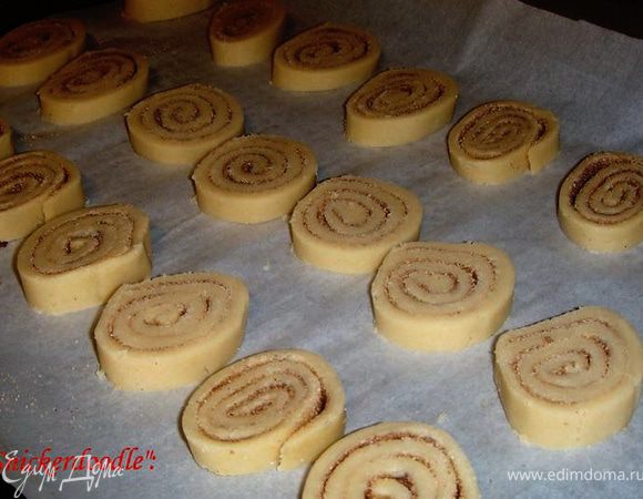 Разогреть духовку до 190C.
Острым ножом разрезать тесто на печенье толщиной примерно 4-5 мм и разложить его на противне, застеленным фольгой или пергаментной бумагой.
Выпекать печенье ~10 минут