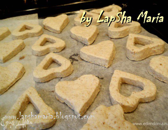 Выпекать в духовке при температуре 180С в течении 15 минут, если тоньше, то меньше (около 10). Не забывайте что  печенье нужно вытаскивать когда оно слегка мягкое, при остывании оно подсушится.