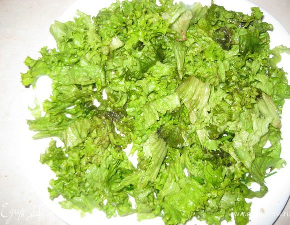 Крупными кусками рвем листовой салат. Выкладываем на блюдо.