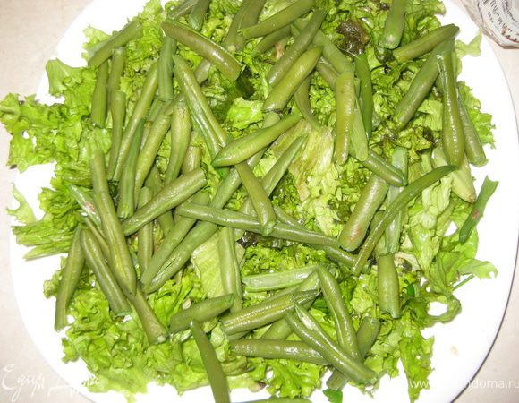 Отвариваем стручковую фасоль, режем половинками, остужаем. Выкладываем поверх салата.
