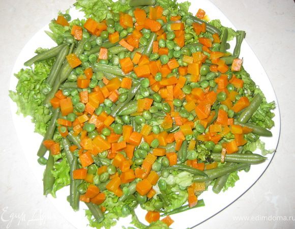 Зеленый горошек отвариваем. Морковь режем кубиком средним и тоже отвариваем. Остужаем и добавляем в салат.