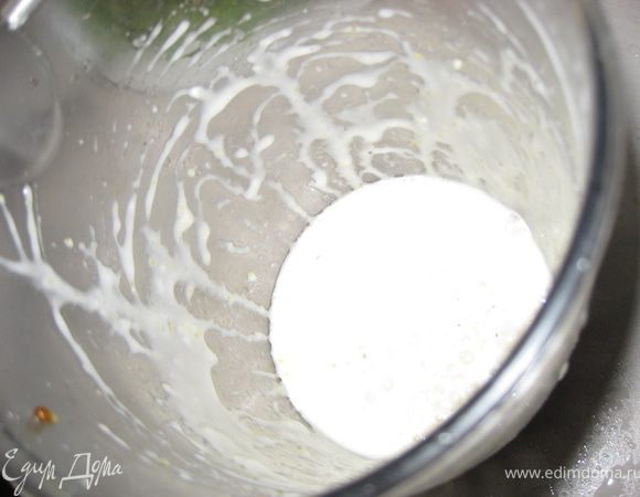 Готовим заправку - все ингредиенты смешиваем блендером около 1 минуты, получается соус белого цвета плотной консистенции.