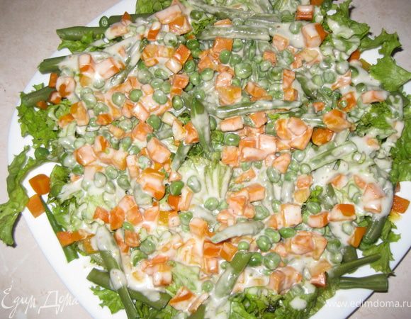 Поливаем наш салат заправкой.