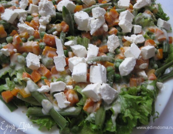 Фету режем средним кубиком и выкладываем на салат.