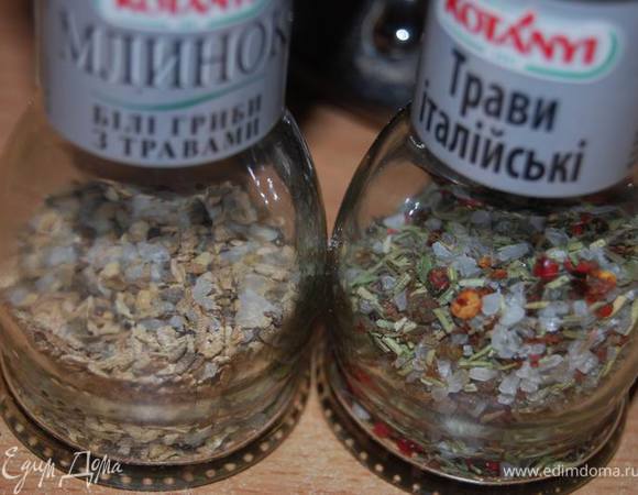 Приправить травами. Я использовала смесь сушеных трав с белыми грибами.