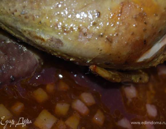 Накрыть крышкой и тушить на слабом огне.