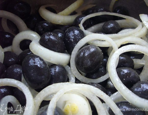 В  кастрюльку налить  оливкового масла,  чили,  лавровых листа,  нарезанных зубчика чеснока и  тимьяна. Нагревать на медленном огне 1-2 мин, не давая чесноку потемнеть. Дать полностью остыть. Плотно набить в банку 450 гр маслин в их рассоле  и ароматным маслом. Маслины должны быть полностью покрыты маслом, так что если необходимо, долить его. Хранить 4 дня в холодильнике.
