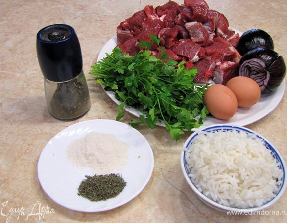 Итак, Долма.
Правда первоначальное название у этого блюда - Толма. Толма - это "что-то", фаршированное мясом (бараниной).

В данном случае я решил продемонстрировать именно долму в виноградных листьях. Есть другое блюдо - фаршированные овощи (болгарский перец, помидоры и баклажаны), но это несезонное блюдо, а как говорят все шефповара - делайте только сезонные блюда. *** Рецепт соуса представлен в моих рецептах ранее.