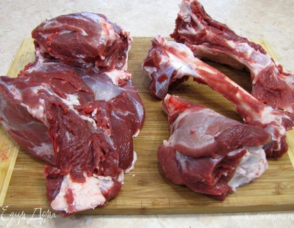 Срежьте мясо с бедра бараньей ноги, предварительно сняв корочку подсыхания и жилы.
Порежте мясо на куски.