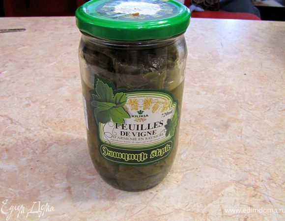 Разберите листья винограда, плохие выбросьте, разложите листья по размеру, чтобы потом было удобно выбирать.
Если вы используете свежие листья - ополосните их кипятком, чтобы они потемнели и размягчились. Я использовал готовые листья.