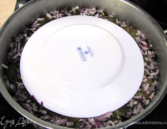 Мелко порубите третью головку лука и посыпьте сверху. Залейте готовым бульоном или водой так, чтобы вода даже не прекрывала долму (только до середины верхнего ряда).
Накройте перевернутой тарелкой и закройте крышкой. Доведите до кипения. Готовьте очень маленьком огне 40 минут.
После приготовления дайте постоять в кастрюле по крайней мере минут 15.

Подавайте с чесночным соусом, который я разместил в соусах.