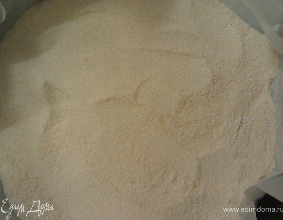 Смешиваем в отдельной посуде, муку, манку, сахар и корицу. Яблоки чистим от кожуры и семечек, трем на крупной тёрке. Форму для выпекания застилаем пекарской бумагой, смазываем её сливочным маслом. Насыпаем на дно формы часть смеси, слои должны бить не слишком толстые!