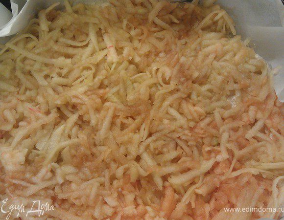 Затем выкладываем натёртые яблоки таким же слоем и выравниваем.