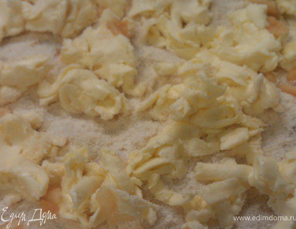 Чередуя слои выкладываем всю сухую смесь и яблоки, последний должен быть сухой слой! Сверху натираем на тёрке сливочное масло.