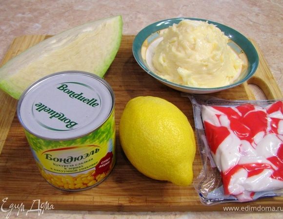 Это очень простой и вкусный салат. Капуста получается с кислинкой, что великолепно сочетается со сладостью кукурузы, а майонез завершает композицию.
Салат получается великолепный, особенно на утро, а кислинка очень помогает, если вас после вчерашнего вечера... мучает жажда))) *** Майонез - домашний. Рецепт ищите в моих предыдущих рецептах.