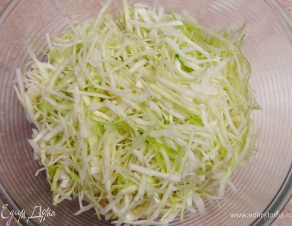 Капусту мелко шинкуем (около двух-трех миллиметров). Если получаются длинная соломка - разрежте примерно по 5 см.
Если вы используете белокочанную капусту - ее надо хорошенько помять (попросите своих мужчин).
Положите капусту в емкость и полейте соком половины лимона. Хорошо перемешайте. Мне попались очень удачные лимоны с толстой коркой. Они намного ароматнее, сок не такой кислый и абсолютно не горчит. Поэтому я использовал всю половинку.